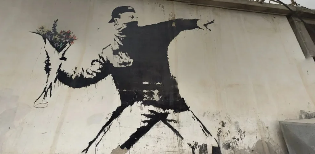Banksy’nin Yeni Eseri: Gizemli Sanatçı Yeniden Sanat Sahnesinde
