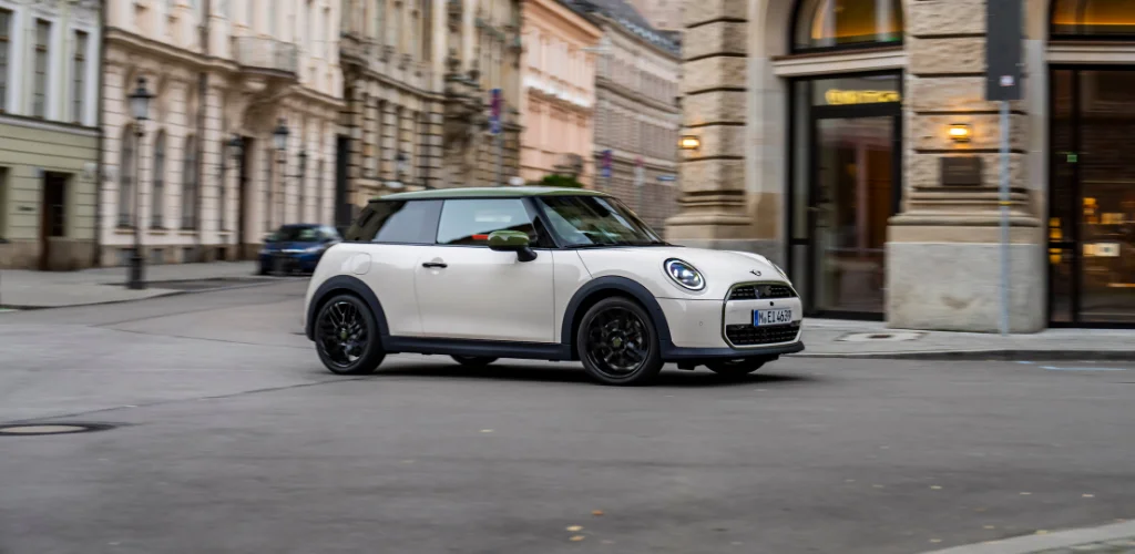 MINI’nin 25 Yılı: Modern Bir Otomobil İkonunun Yolculuğu
